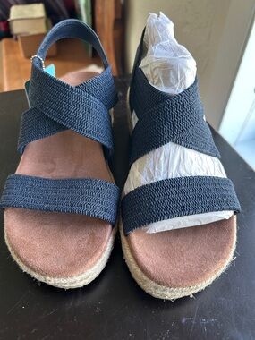 Sketchers arch fit fabric sandals size 6
